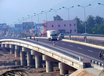 Vừa thức dậy, học sinh 15 tuổi đạp xe ra nhảy cầu tự tử - Ảnh 1.