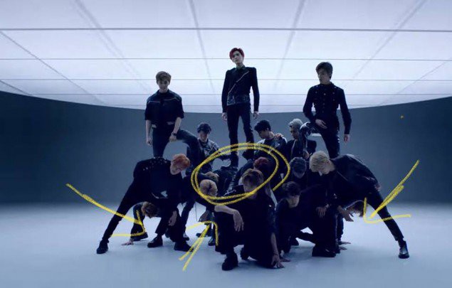Vừa khỏi thoát vị đĩa đệm, thành viên NCT đã phải quỳ xuống cho thành viên khác đứng lên lưng - Ảnh 1.