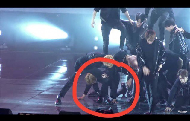 Vừa khỏi thoát vị đĩa đệm, thành viên NCT đã phải quỳ xuống cho thành viên khác đứng lên lưng - Ảnh 2.