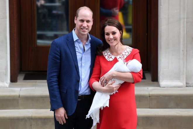 Các mẹ trầm trồ với việc Hoàng tử William quấn chăn gọn gàng cho con trai mới sinh nằm trong nôi - Ảnh 2.