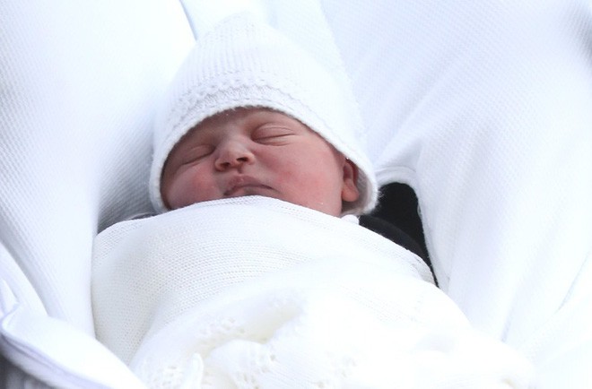 Các mẹ trầm trồ với việc Hoàng tử William quấn chăn gọn gàng cho con trai mới sinh nằm trong nôi - Ảnh 8.
