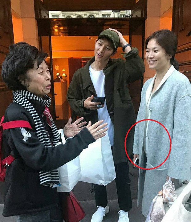 Nh&igrave;n Song Joong Ki mặc cả c&acirc;y đen m&agrave; tưởng như anh mượn đồ của chị vợ Song Hye Kyo vậy - Ảnh 4.