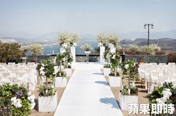 Hôn lễ gây bão nhờ khoảnh khắc Kim Bum tủm tỉm nhìn Song Joong Ki, địa điểm trùng với đám cưới Bae Yong Joon - Ảnh 14.