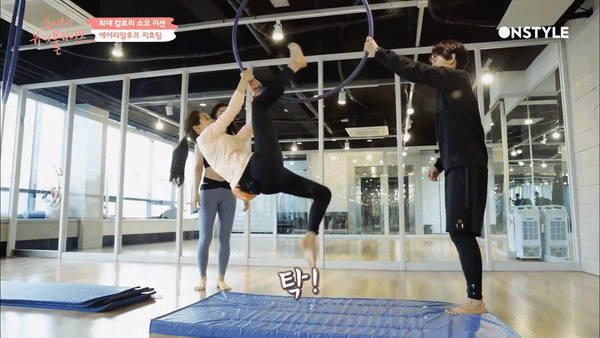 Em trai Song Ji Hyo cười khoái chí khi thấy chị mình khổ sở tập yoga trên vòng - Ảnh 2.
