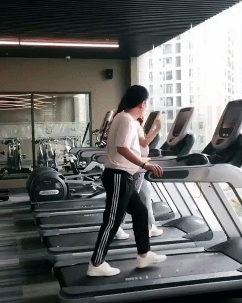 Clip: Trường Giang mang bầu, nhí nhảnh chạy bộ cùng Hoa hậu Hương Giang - Ảnh 2.