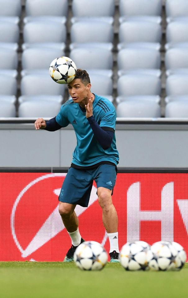 Ronaldo diễn ngầu như đặc vụ, lên đường đại chiến với Bayern Munich - Ảnh 7.