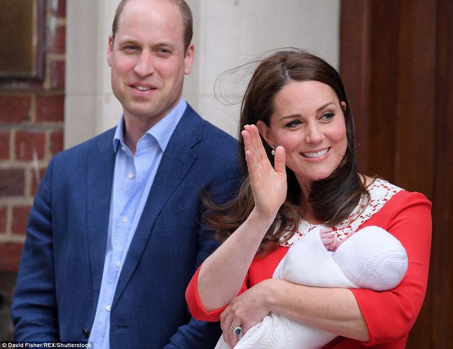 Hoàng tử William và Công nương Kate nói gì lúc bế hoàng tử út gặp gỡ công chúng lần đầu tiên? Đây là câu trả lời!