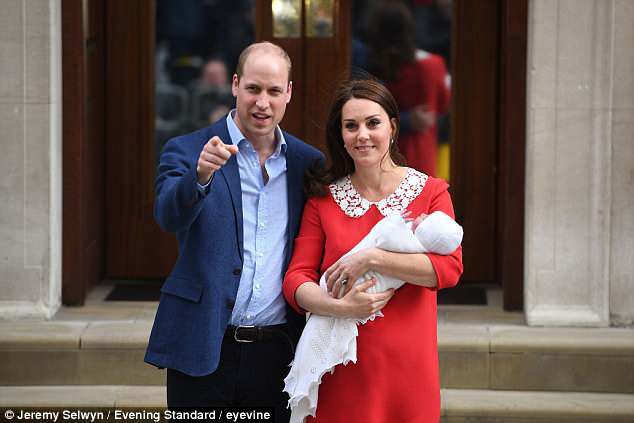 Hoàng tử William và Công nương Kate nói gì lúc bế hoàng tử út gặp gỡ công chúng lần đầu tiên? - Ảnh 2.