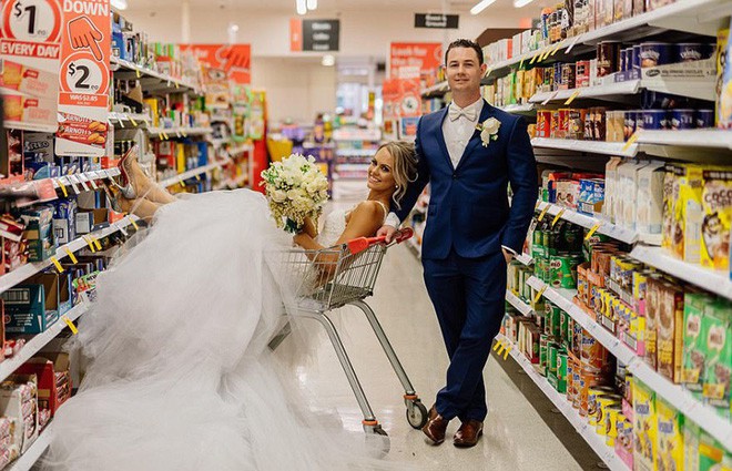 Cặp đôi vào tận siêu thị để chụp ảnh cưới, tưởng kỳ lạ nhưng đằng sau đó là một câu chuyện tình tuyệt đẹp - Ảnh 1.