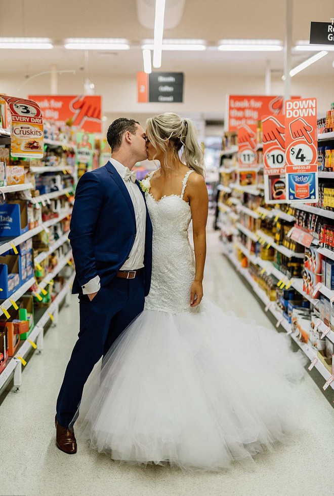 Cặp đôi vào tận siêu thị để chụp ảnh cưới, tưởng kỳ lạ nhưng đằng sau đó là một câu chuyện tình tuyệt đẹp - Ảnh 3.