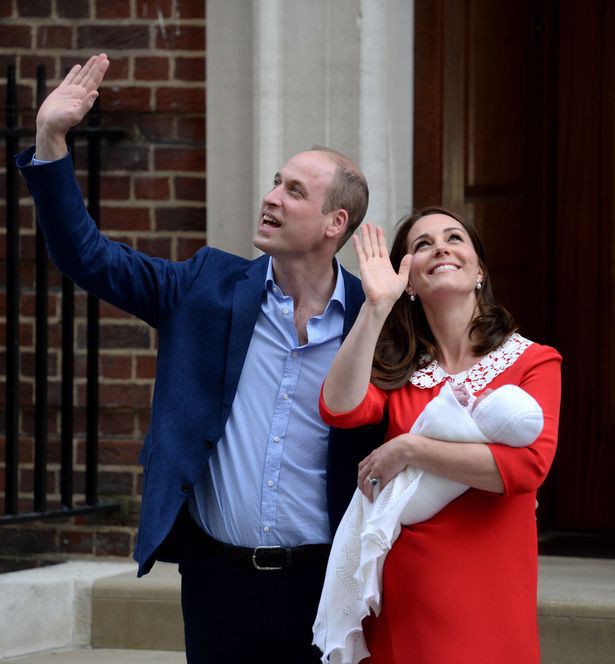 Hoàng tử William và Công nương Kate nói gì lúc bế hoàng tử út gặp gỡ công chúng lần đầu tiên? - Ảnh 4.