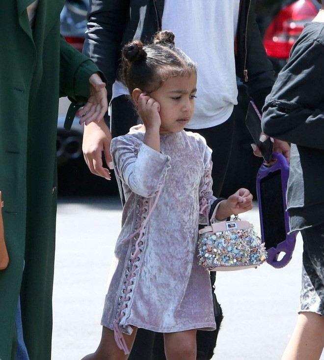 La liệt hàng hiệu xa xỉ, nhưng con gái Kim Kardashian chỉ trung thành với đôi giày phổ thông này - Ảnh 4.