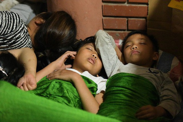 Du khách, trẻ nhỏ ngủ qua đêm la liệt tại đền Hùng - Ảnh 5.