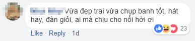 Thủ môn Đặng Văn Lâm trổ tài đàn hát, nhưng hãy để ý màn múa phụ họa nhắng nhít này - Ảnh 2.