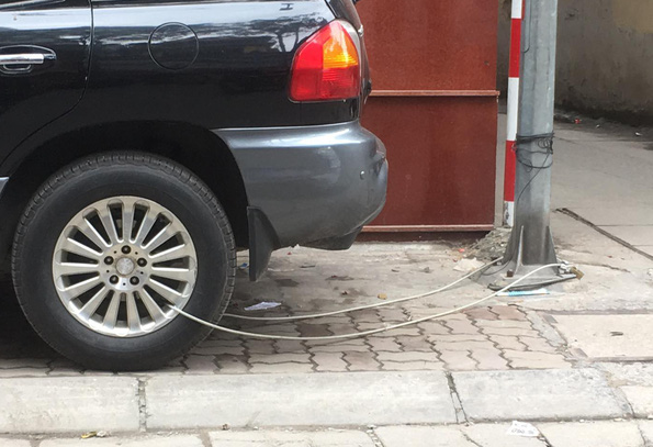 H&igrave;nh ảnh Chiếc &ocirc; t&ocirc; bị buộc v&agrave;o cột đ&egrave;n bằng sợi d&acirc;y th&eacute;p khiến d&acirc;n mạng băn khoăn tranh c&atilde;i - Ảnh 2.