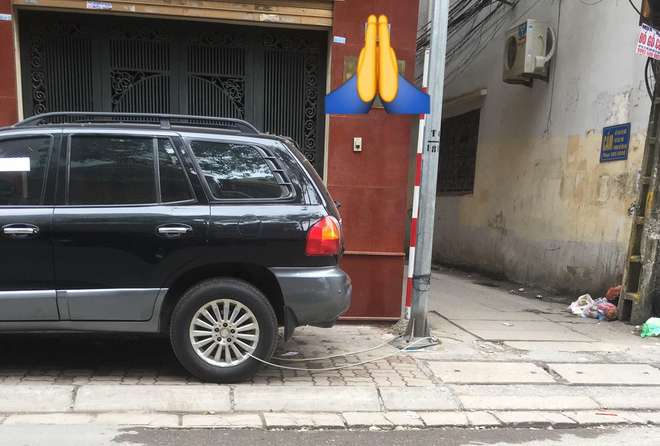 H&igrave;nh ảnh Chiếc &ocirc; t&ocirc; bị buộc v&agrave;o cột đ&egrave;n bằng sợi d&acirc;y th&eacute;p khiến d&acirc;n mạng băn khoăn tranh c&atilde;i - Ảnh 1.