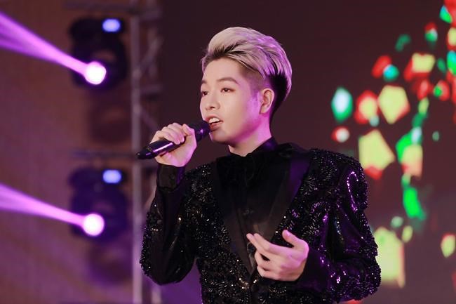 Fan h&aacute;t &aacute;t cả tiếng thần tượng - Đ&acirc;y l&agrave; những bản fancam đảm bảo c&aacute;c ca sĩ sẽ rất x&uacute;c động khi xem lại - Ảnh 27.
