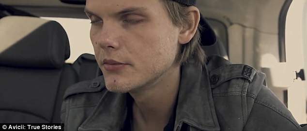 Lộ clip Avicii kiệt quệ đến mức lờ đờ không mở mắt nổi trước khi qua đời - Ảnh 2.