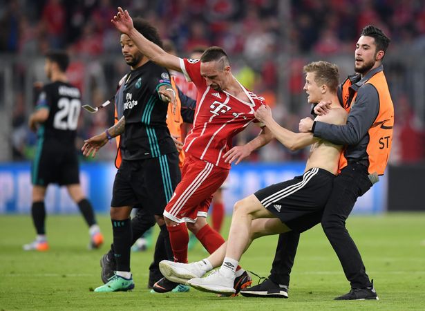 Fan cuồng nhảy v&agrave;o s&acirc;n l&agrave;m loạn nhưng phản ứng của Ronaldo mới l&agrave; điều g&acirc;y ch&uacute; &yacute; - Ảnh 1.