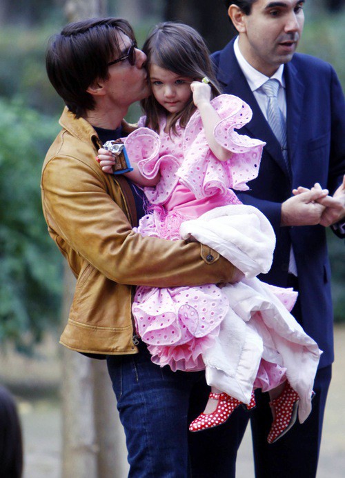 Tom Cruise lại không dự sinh nhật con gái, khiến Suri khao khát gặp bố sau nhiều năm xa cách - Ảnh 2.