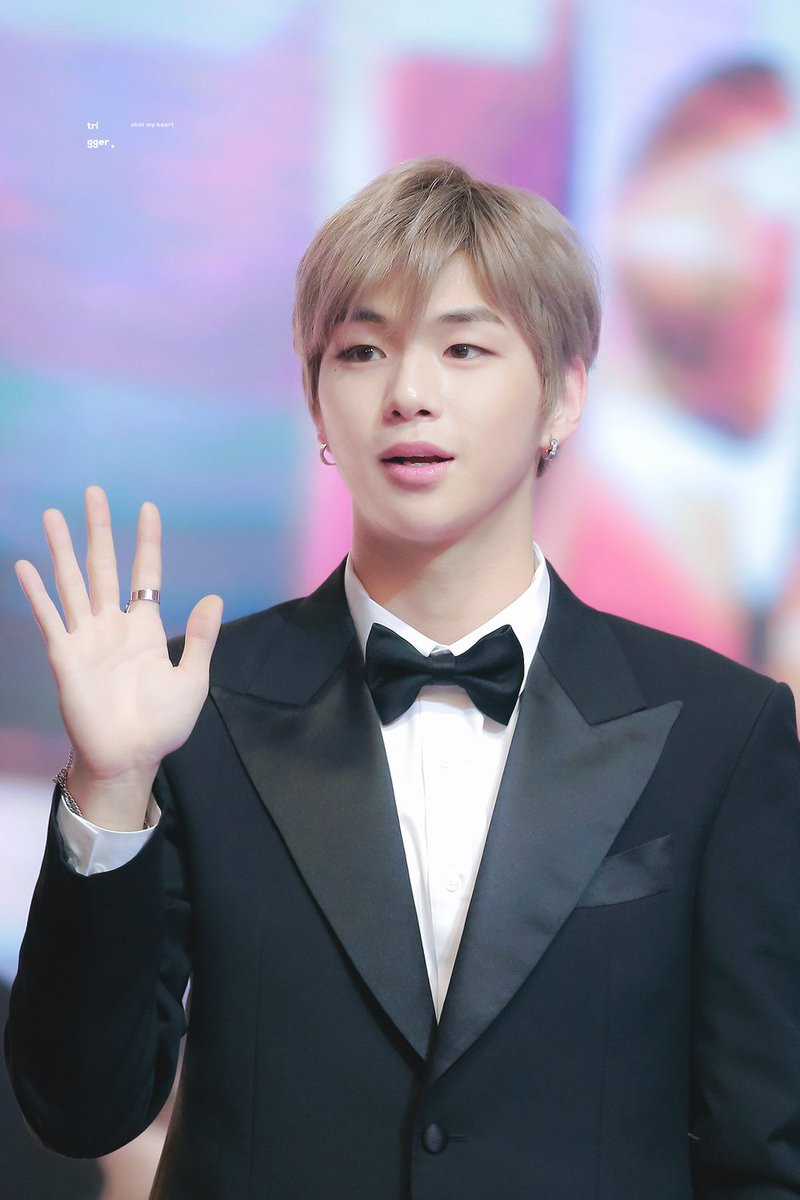 Loạt ảnh hiếm của center quốc dân Kang Daniel tại Đà Nẵng: Dàn bảo vệ cao lớn hộ tống, fan chỉ dám chụp lén - Ảnh 11.