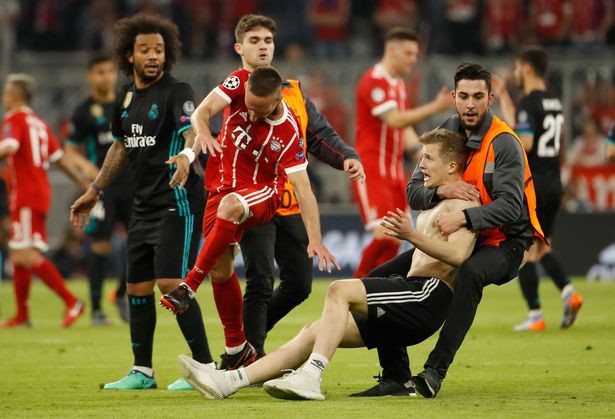 Fan cuồng nhảy v&agrave;o s&acirc;n l&agrave;m loạn nhưng phản ứng của Ronaldo mới l&agrave; điều g&acirc;y ch&uacute; &yacute; - Ảnh 2.
