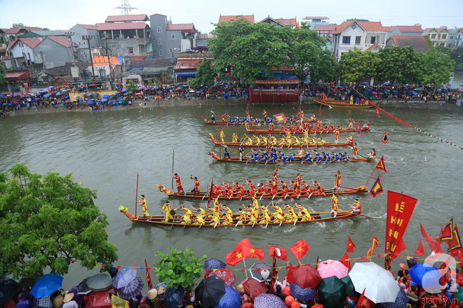 Thuỷ chiến ngay trên sông trong lễ hội đua thuyền làng Đăm - Ảnh 2.