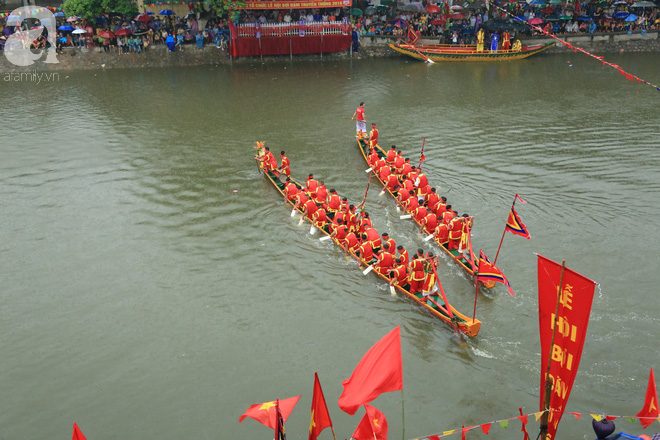 Thuỷ chiến ngay trên sông trong lễ hội đua thuyền làng Đăm - Ảnh 3.