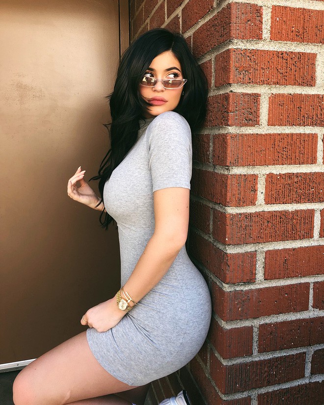 Gần 3 tháng sau sinh, Kylie Jenner khoe dáng nóng bỏng trong bộ đầm ôm khiến dân tình truy lùng bằng được mẫu váy mà cô mặc  - Ảnh 1.