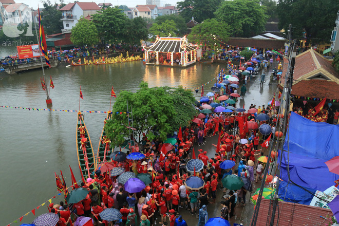 Thuỷ chiến ngay trên sông trong lễ hội đua thuyền làng Đăm - Ảnh 12.