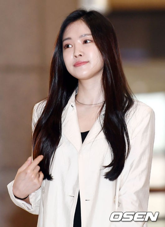 D&agrave;n mỹ nh&acirc;n g&acirc;y sốc với nhan sắc tuột dốc: Krystal th&ocirc; kệch như b&agrave; c&ocirc; đứng tuổi, Hani v&agrave; Naeun lộ mặt đơ cứng - Ảnh 13.