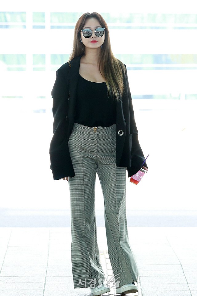 D&agrave;n mỹ nh&acirc;n g&acirc;y sốc với nhan sắc tuột dốc: Krystal th&ocirc; kệch như b&agrave; c&ocirc; đứng tuổi, Hani v&agrave; Naeun lộ mặt đơ cứng - Ảnh 25.