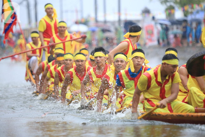 Thuỷ chiến ngay trên sông trong lễ hội đua thuyền làng Đăm - Ảnh 5.