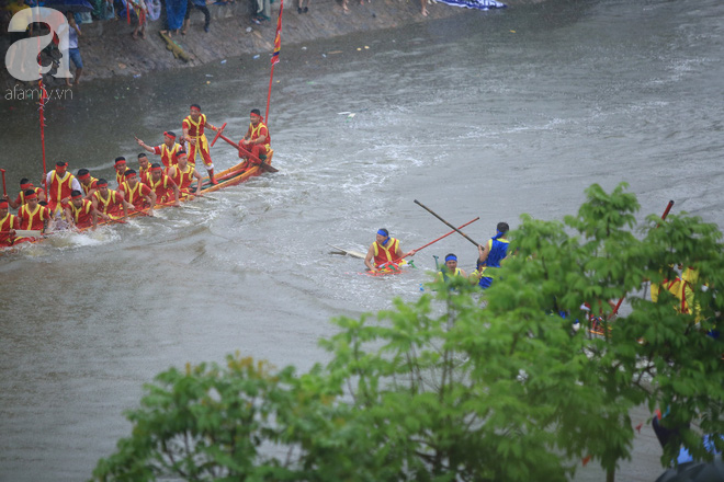 Thuỷ chiến ngay trên sông trong lễ hội đua thuyền làng Đăm - Ảnh 7.