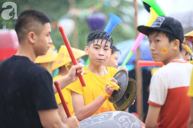 Thuỷ chiến ngay trên sông trong lễ hội đua thuyền làng Đăm - Ảnh 8.