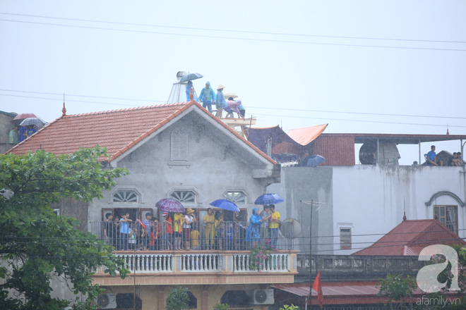 Thuỷ chiến ngay trên sông trong lễ hội đua thuyền làng Đăm - Ảnh 9.