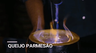 Người Brazil có cả màn múa lửa độc đáo để tạo ra món mì spaghetti - Ảnh 1.
