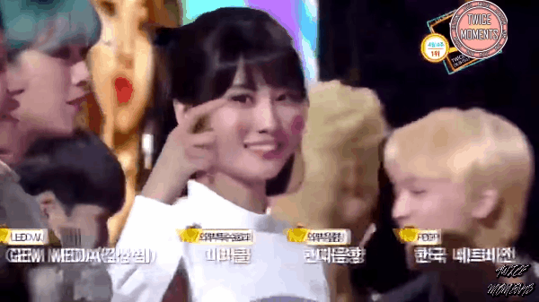 TWICE đánh má hồng như cải lương trên sân khấu ăn mừng chiến thắng thứ 8 - Ảnh 3.