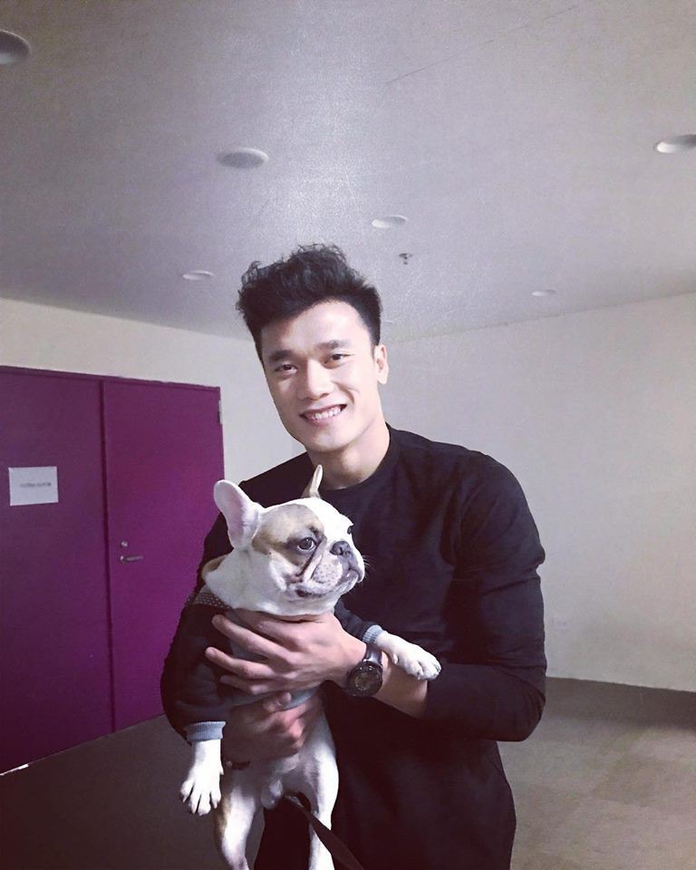 Trên sân cool ngầu bao nhiêu thì khi nuôi chó, Bùi Tiến Dũng lại trông đáng yêu và dịu dàng hết cỡ - Ảnh 3.