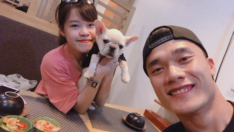 Trên sân cool ngầu bao nhiêu thì khi nuôi chó, Bùi Tiến Dũng lại trông đáng yêu và dịu dàng hết cỡ - Ảnh 9.