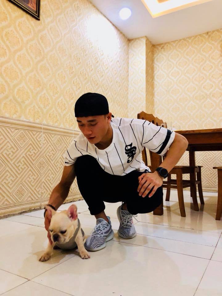 Trên sân cool ngầu bao nhiêu thì khi nuôi chó, Bùi Tiến Dũng lại trông đáng yêu và dịu dàng hết cỡ - Ảnh 13.