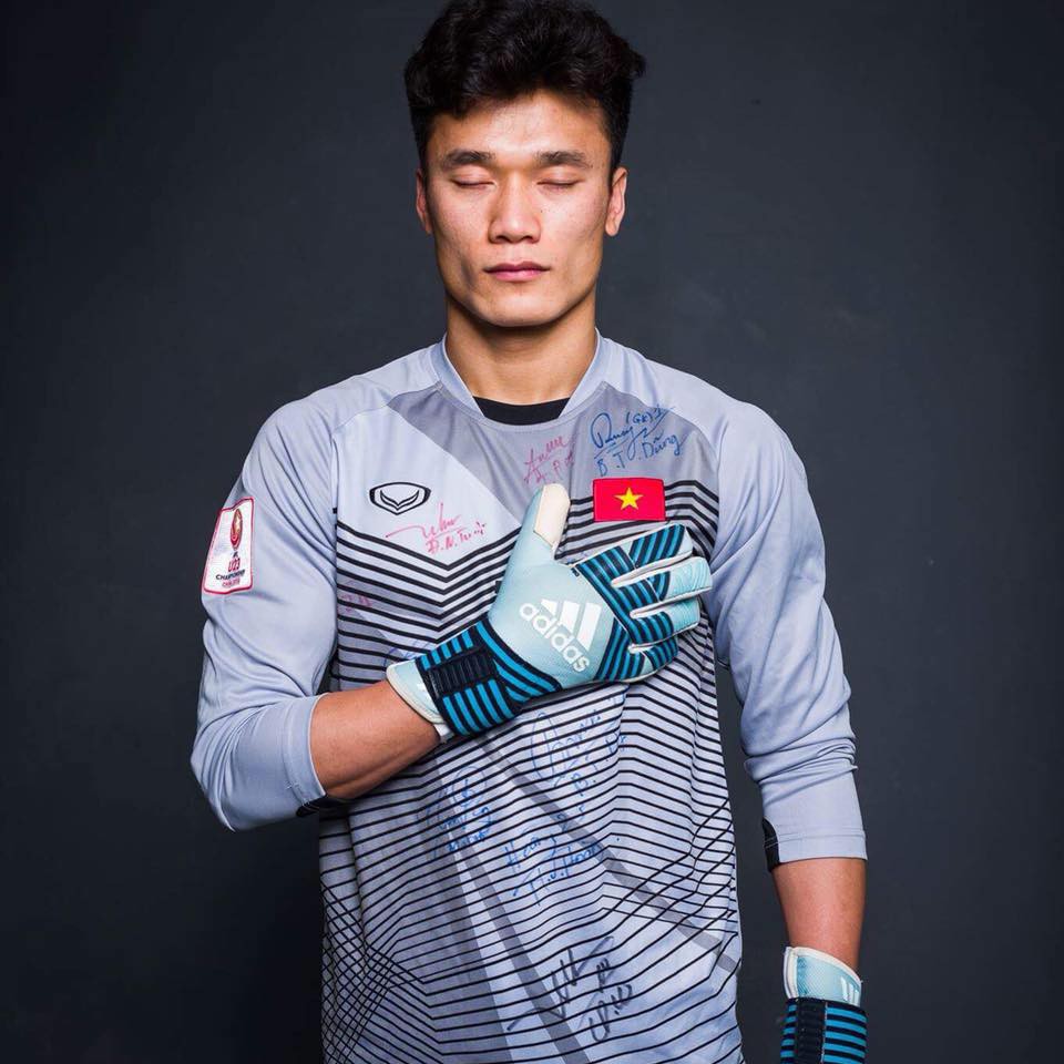 Trên sân cool ngầu bao nhiêu thì khi nuôi chó, Bùi Tiến Dũng lại trông đáng yêu và dịu dàng hết cỡ - Ảnh 1.