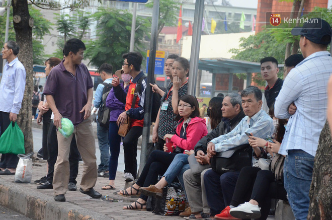 Kết thúc ngày làm việc trước kỳ nghỉ lễ 30/4, hàng nghìn người dân khăn gói về quê khiến nhiều tuyến đường ách tắc - Ảnh 9. Kết thúc ngày làm việc trước kỳ nghỉ lễ 30/4, hàng nghìn người dân khăn gói về quê khiến nhiều tuyến đường ách tắc 9