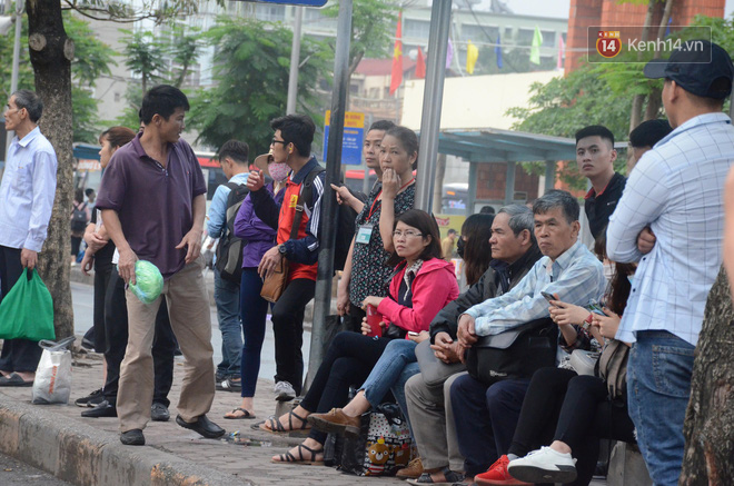 Kết thúc ngày làm việc trước kỳ nghỉ lễ 30/4, hàng nghìn người dân khăn gói về quê khiến nhiều tuyến đường ách tắc - Ảnh 9.