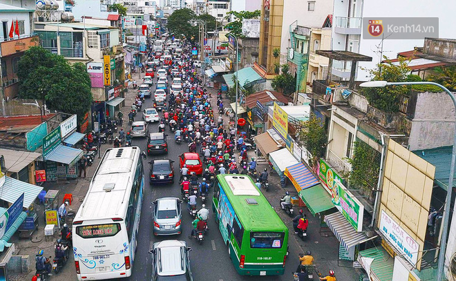 Kết thúc ngày làm việc trước kỳ nghỉ lễ 30/4, hàng nghìn người dân khăn gói về quê khiến nhiều tuyến đường ách tắc - Ảnh 19.