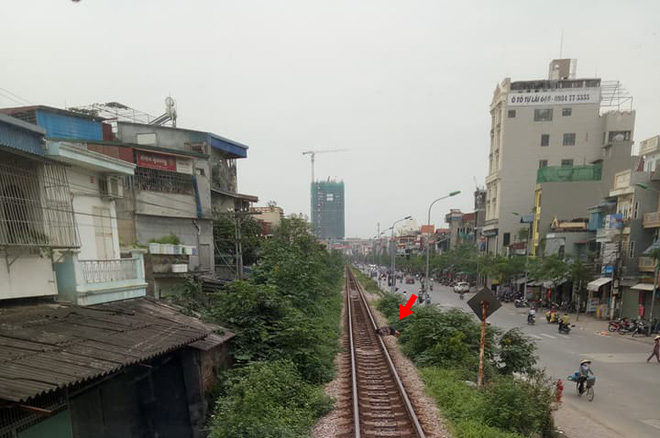 Hà Nội: Thanh niên gối đầu lên đường ray ngủ ngon lành khiến cả đoàn tàu phải dừng lại để gọi dậy - Ảnh 1.