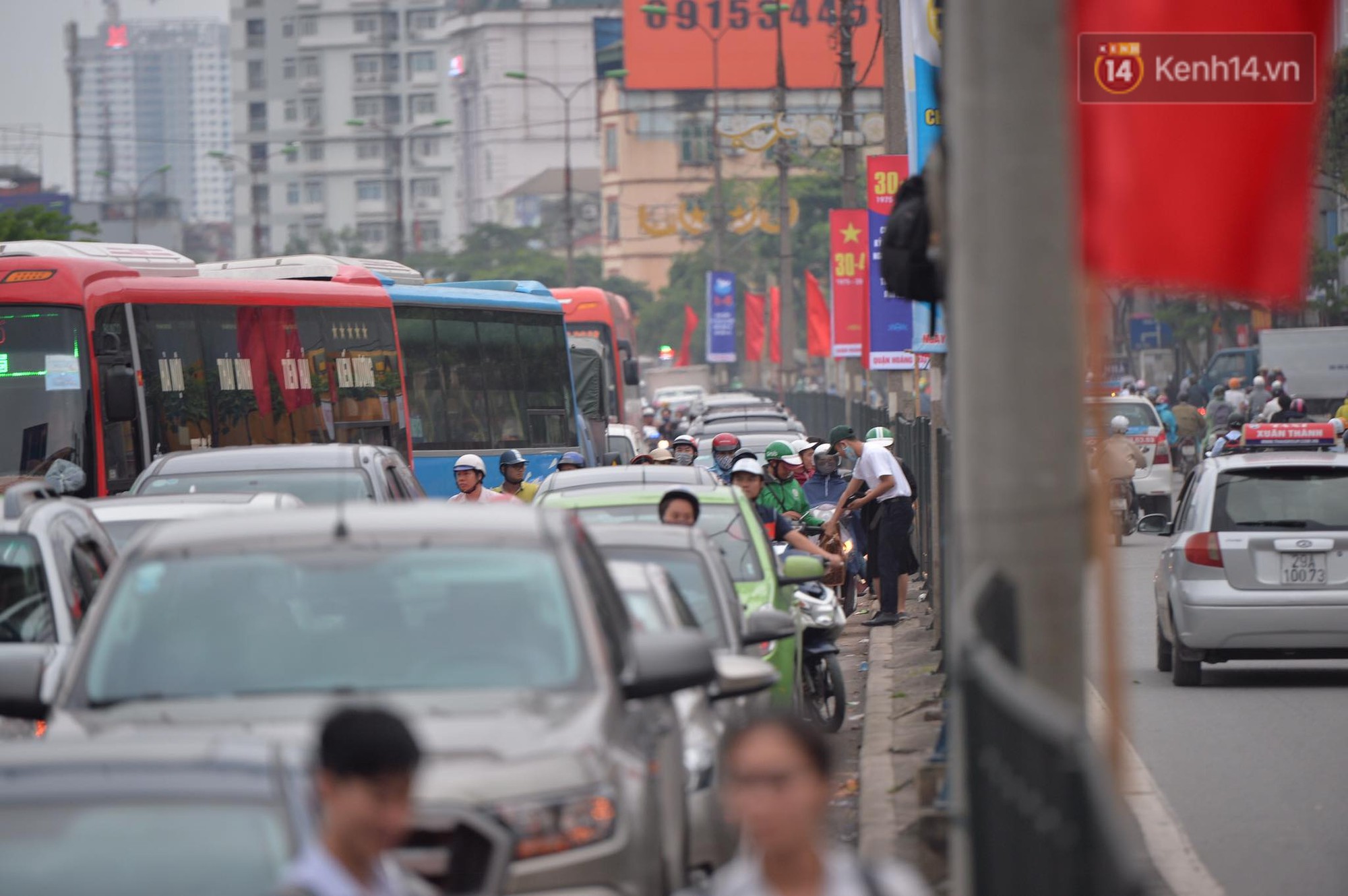 Kết thúc ngày làm việc trước kỳ nghỉ lễ 30/4, hàng nghìn người dân khăn gói về quê khiến nhiều tuyến đường ách tắc - Ảnh 13. Kết thúc ngày làm việc trước kỳ nghỉ lễ 30/4, hàng nghìn người dân khăn gói về quê khiến nhiều tuyến đường ách tắc 13