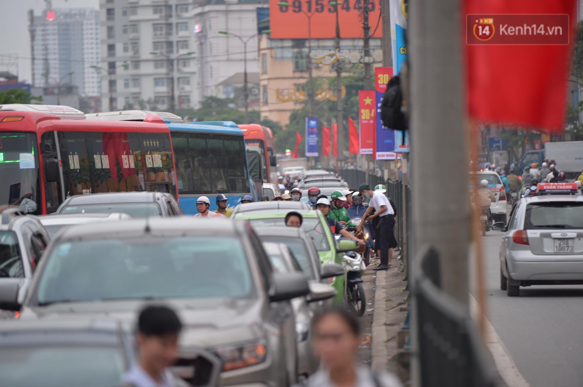 Kết thúc ngày làm việc trước kỳ nghỉ lễ 30/4, hàng nghìn người dân khăn gói về quê khiến nhiều tuyến đường ách tắc - Ảnh 13.