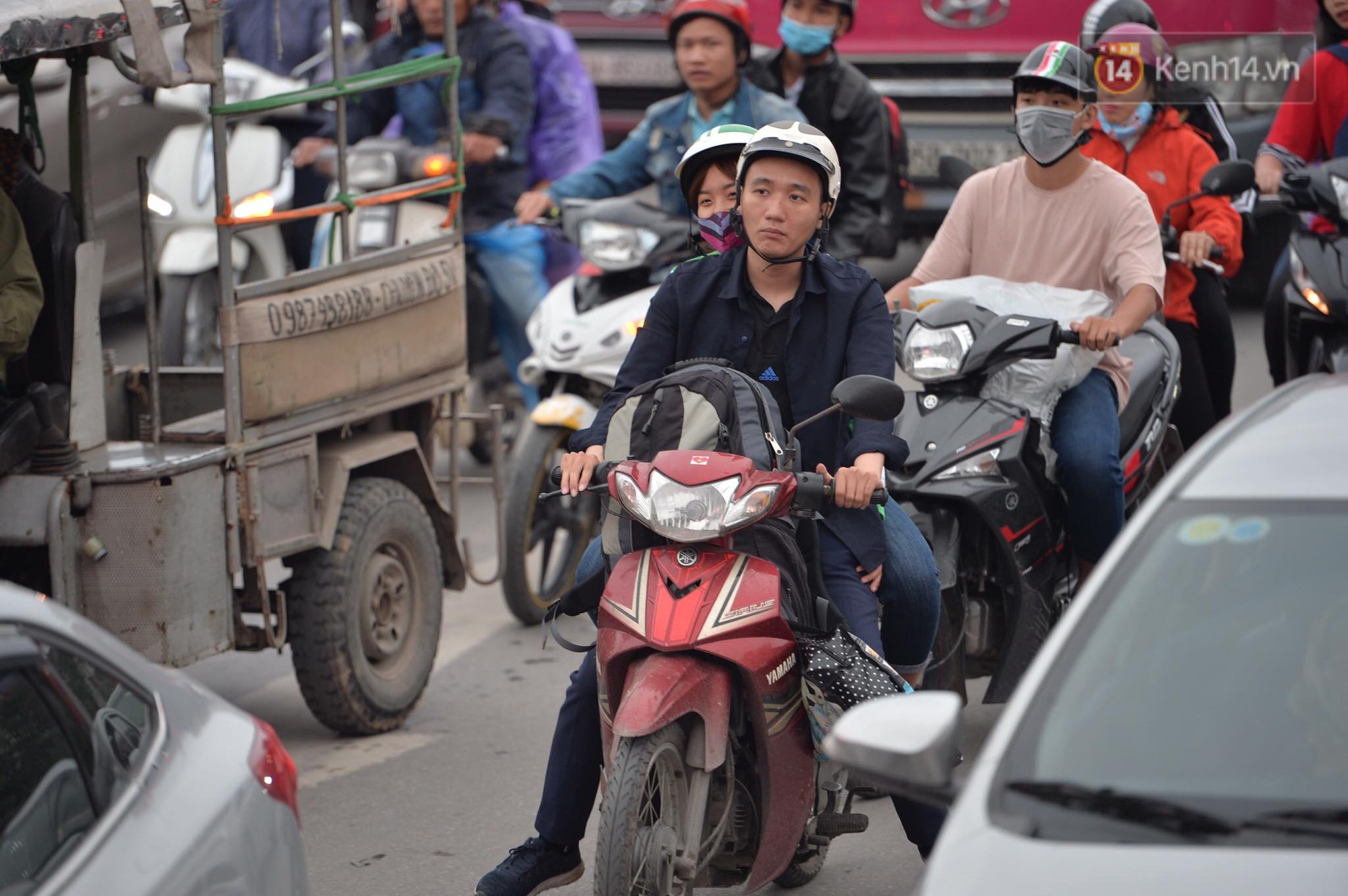 Kết thúc ngày làm việc trước kỳ nghỉ lễ 30/4, hàng nghìn người dân khăn gói về quê khiến nhiều tuyến đường ách tắc - Ảnh 14. Kết thúc ngày làm việc trước kỳ nghỉ lễ 30/4, hàng nghìn người dân khăn gói về quê khiến nhiều tuyến đường ách tắc 14