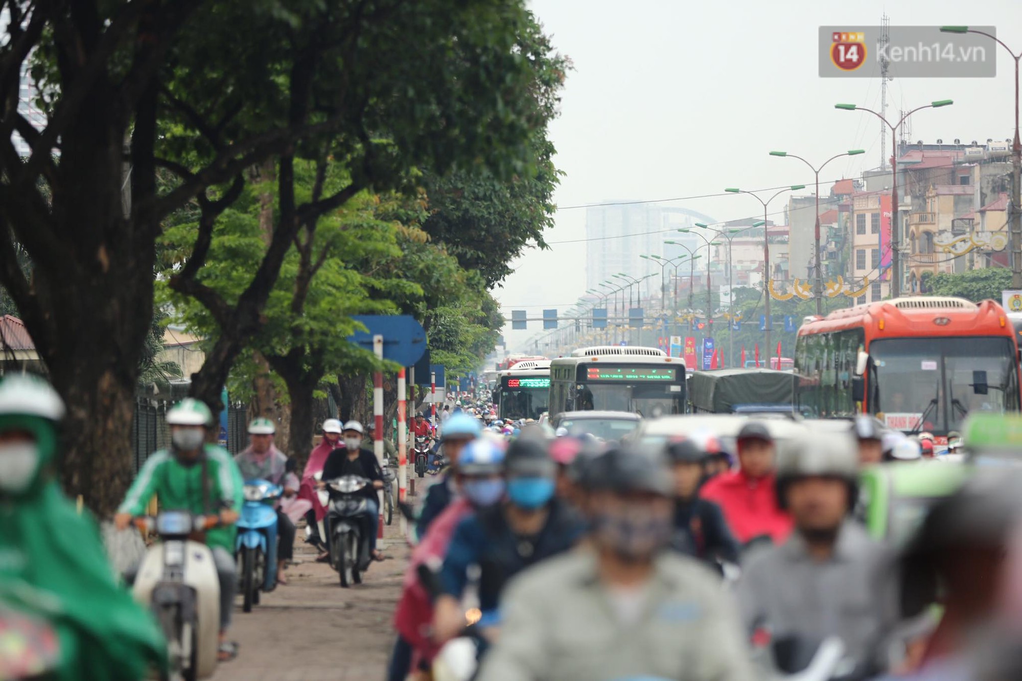 Kết thúc ngày làm việc trước kỳ nghỉ lễ 30/4, hàng nghìn người dân khăn gói về quê khiến nhiều tuyến đường ách tắc - Ảnh 16. Kết thúc ngày làm việc trước kỳ nghỉ lễ 30/4, hàng nghìn người dân khăn gói về quê khiến nhiều tuyến đường ách tắc 16